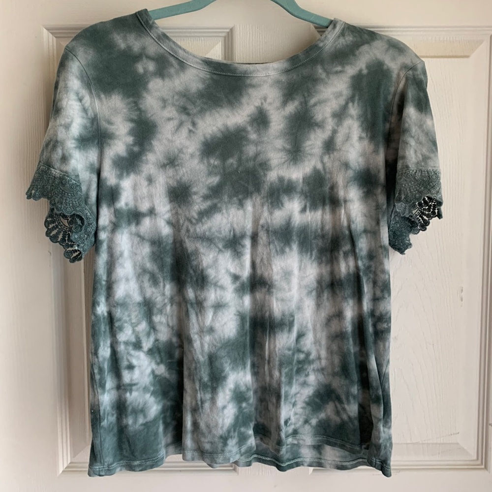 American Eagle seafoam green tie die top with lace sleeve accents